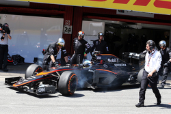 Фернандо Алонсо, McLaren MP4-30 сходит с гонки