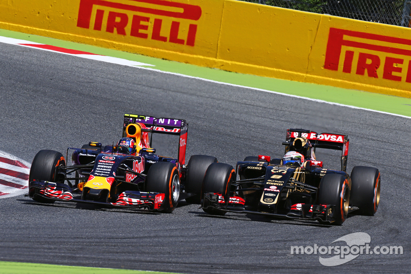 Daniil Kvyat, Red Bull Racing RB11 et Romain Grosjean, Lotus F1 E23 battle for position