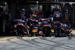 Max Verstappen, Scuderia Toro Rosso, tijdens pitstop