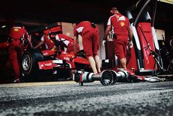 Ferrari s'entraine aux arrêts aux stands