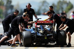 Pastor Maldonado, Lotus F1 E23 en los pits