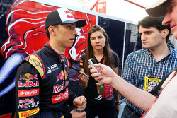 Пьер Гасли, тестовый пилот Scuderia Toro Rosso со СМИ