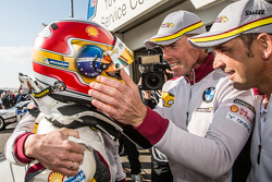 Il vincitore della Pole Augusto Farfus festeggia con Jörg Müller, Nicky Catsburg e Dirk Adorf