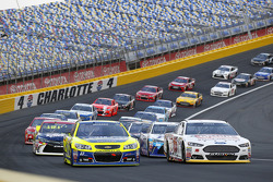 Start : Greg Biffle, Roush Fenway Racing Ford et Paul Menard, Richard Childress Racing Chevrolet devant le peloton
