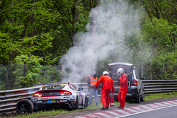 L'après-coup de l'accident de la #50 Aston Martin Test Centre Aston Martin GT12 : Chris Harris, Shinichi Katsura, Kazunori Yamauchi, Andreas Gülden