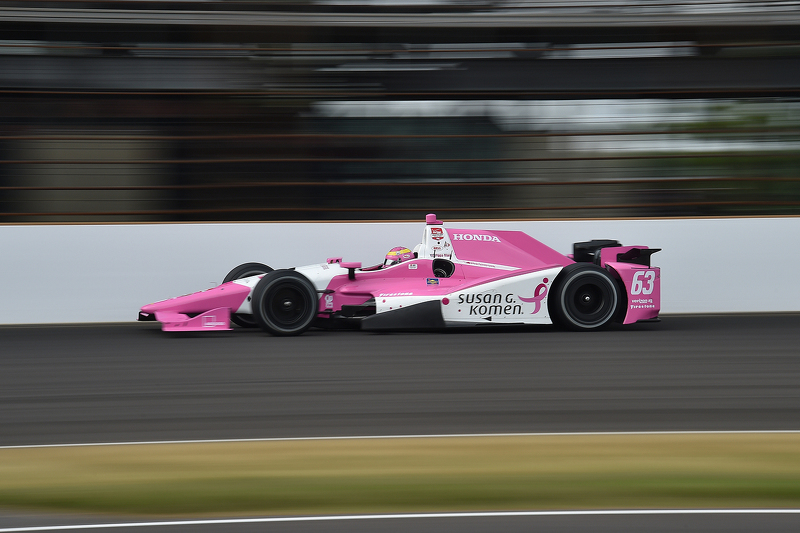 Beim Indy 500 ist Pipa Mann regelmäßig in Pink unterwegs
