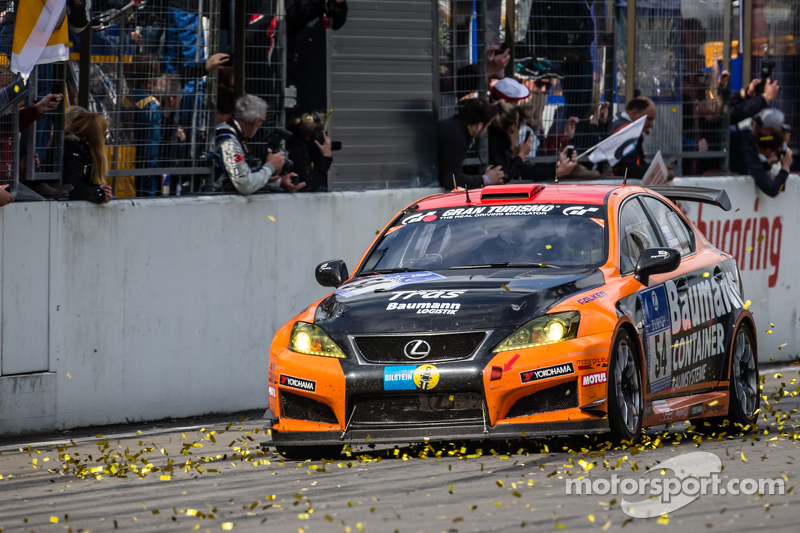 Bandiera a scacchi: #54 Team Lexus Lexus ISF CCS-R: Helmut Baumann, Horst Baumann, Lorenz Frey, Fred