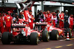 Kimi Raikkonen, Ferrari SF15-T e Sebastian Vettel, Ferrari SF15-T nos pits