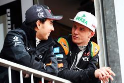 (De izquierda a derecha): Sergio Pérez, Sahara Force India F1 con su compañero de equipo Nico Hulken