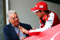 Слева направо: вице-президент Ferrari Пьеро Феррари и резервный пилот Ferrari Эстебан Гутьеррес