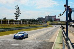 Ricardo Baptista recebe bandeirada em cascavel pela Porshe GT3 Cup