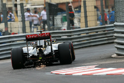 Romain Grosjean, Lotus F1 E23 envoie des étincelles