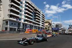 Lewis Hamilton, Mercedes AMG F1 lidera el inicio de la carrera