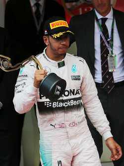 Lewis Hamilton, de Mercedes AMG F1 celebra su tercera posición en el podio