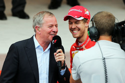 Martin Brundle, comentarista da TV Sky Sports com Sebastian Vettel, Ferrari no pódio