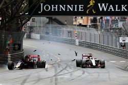 Max Verstappen, Scuderia Toro Rosso s'accroche avec Romain Grosjean, Lotus F1 Team