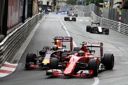 Kimi Raikkonen, Ferrari SF15-T y Daniel Ricciardo, Red Bull Racing RB11