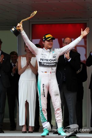 O vencedor Nico Rosberg, Mercedes AMG F1 comemora a vitória