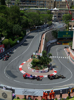 Пастор Мальдонадо, Lotus F1 E23 едет впереди Макса Ферстаппена, Scuderia Toro Rosso STR10