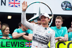 El ganador de la carrera, Nico Rosberg, Mercedes AMG F1 celebra con su equipo