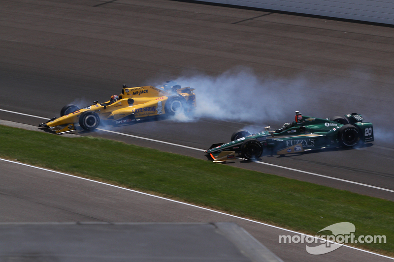 Oriol Servia, Rahal Letterman Lanigan Racing Honda et Ed Carpenter, CFH Racing Chevrolet se crashent