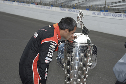 El ganador de la carrera, Juan Pablo Montoya, Team Penske Chevrolet, en la sesión de fotos del ganad