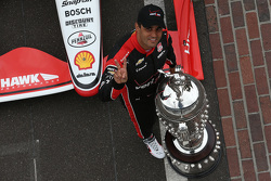 Le vainqueur Juan Pablo Montoya, Team Penske Chevrolet pendant le photoshoot du vainqueur