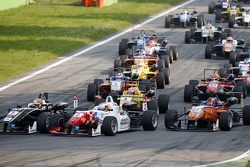Arrancada: Charles Leclerc, Van Amersfoort Racing Dallara Volkswagen y Jake Dennis, Prema Powerteam