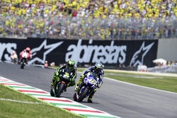 Valentino Rossi, Yamaha Factory Racing, et Pol Espargaro, Tech 3 Yamaha