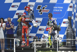 Podium : le deuxième Andrea Iannone, Ducati Team, le vainqueur Jorge Lorenzo et le troisième Valentino Rossi, Yamaha Factory Racing