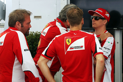 Gino Rosato, Ferrari avec Maurizio Arrivabene ; Sebastian Vettel, Ferrari, et Kimi Raikkonen, Ferrari