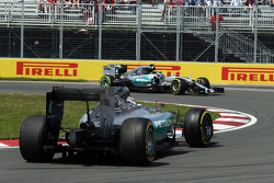Tête-à-queue pour Lewis Hamilton, Mercedes AMG F1 W06, devant Nico Rosberg, Mercedes AMG F1 W06
