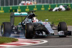 Lewis Hamilton, Mercedes AMG F1 W06 trava pneu na freada