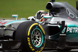 Lewis Hamilton, Mercedes AMG F1 W06, salue les fans