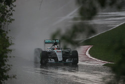 Льюис Хэмилтон, Mercedes AMG F1 W06 попал в дождь во второй пятничной тренировке
