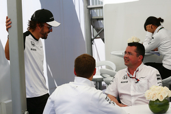 Гонщик McLaren Фернандо Алонсо и гоночный директор McLaren Эрик Булье