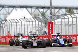 Fernando Alonso, McLaren MP4-30 e Marcus Ericsson, Sauber C34 batalham por posição