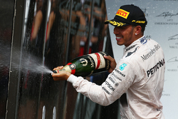 Podio: Primer lugar, Lewis Hamilton, Mercedes AMG F1
