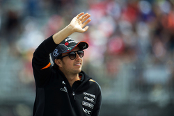 Sergio Perez, Sahara Force India F1, lors de la parade des pilotes