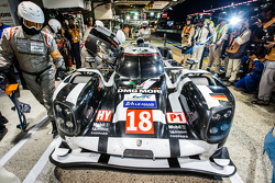 Il vincitore della Pole #18 Porsche Team Porsche 919 Hybrid: Romain Dumas, Neel Jani, Marc Lieb