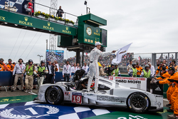 Parc fermé: vencedores #19 Porsche Team Porsche 919 Hybrid: Nico Hulkenberg, Nick Tandy, Earl Bamber celebram