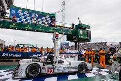 Parc fermé: los ganadores, #19 Porsche Team Porsche 919 Hybrid: Nico Hulkenberg, Nick Tandy, Earl Ba