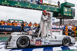 Parc fermé: los ganadores, #19 Porsche Team Porsche 919 Hybrid: Nico Hulkenberg, Nick Tandy, Earl Bamber, celebran