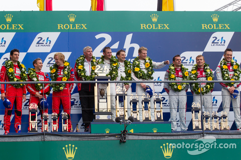 LMP1 podium: klasse en overall winnaar Porsche Team: Nico Hulkenberg, Nick Tandy, Earl Bamber, tweed