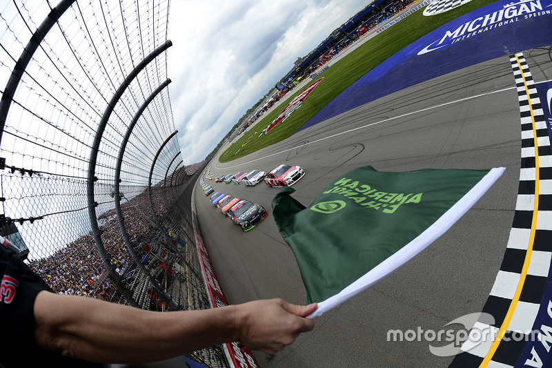 Start: Kevin Harvick, Stewart-Haas Racing Chevrolet leads
