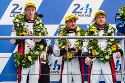 LMP2组领奖台:第二名,Jota车队38号吉博森015S:西蒙·杜兰、米奇·埃文斯、奥利弗·特维
