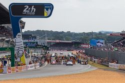 Autos en la parrilla antes de la carrera