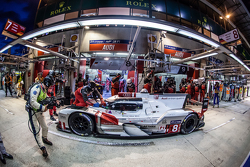 Pitstop voor #8 Audi Sport Team Joest Audi R18 e-tron quattro: Lucas di Grassi, Loic Duval, Oliver J
