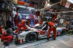 Pit stop per #8 Audi Sport Team Joest Audi R18 e-tron quattro: Lucas di Grassi, Loic Duval, Oliver J