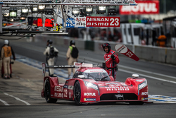 Boxenstopp für #22 Nissan Motorsports, Nissan GT-R LM NISMO: Harry Tincknell, Alex Buncombe, Michael